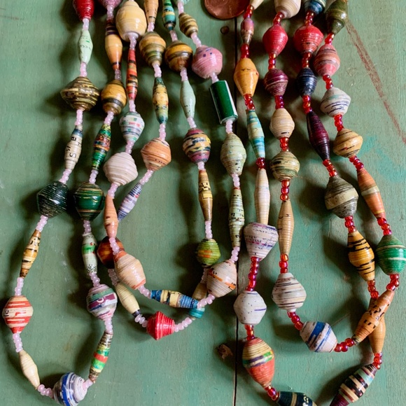 Two Vintage Paper Mâché Long Layering Necklaces - Picture 6 of 9